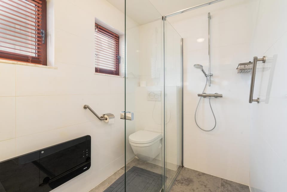 Shower, Toilet, Property building, Bathroom