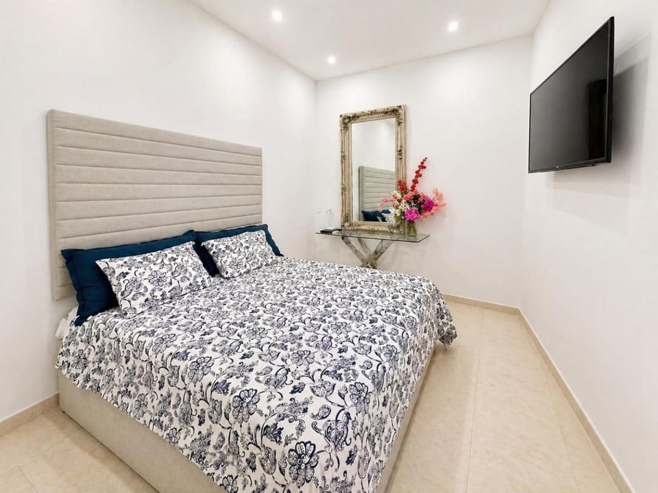 Bed, TV and multimedia, Bedroom