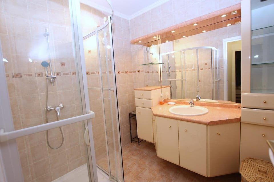 Shower, Bathroom, towels