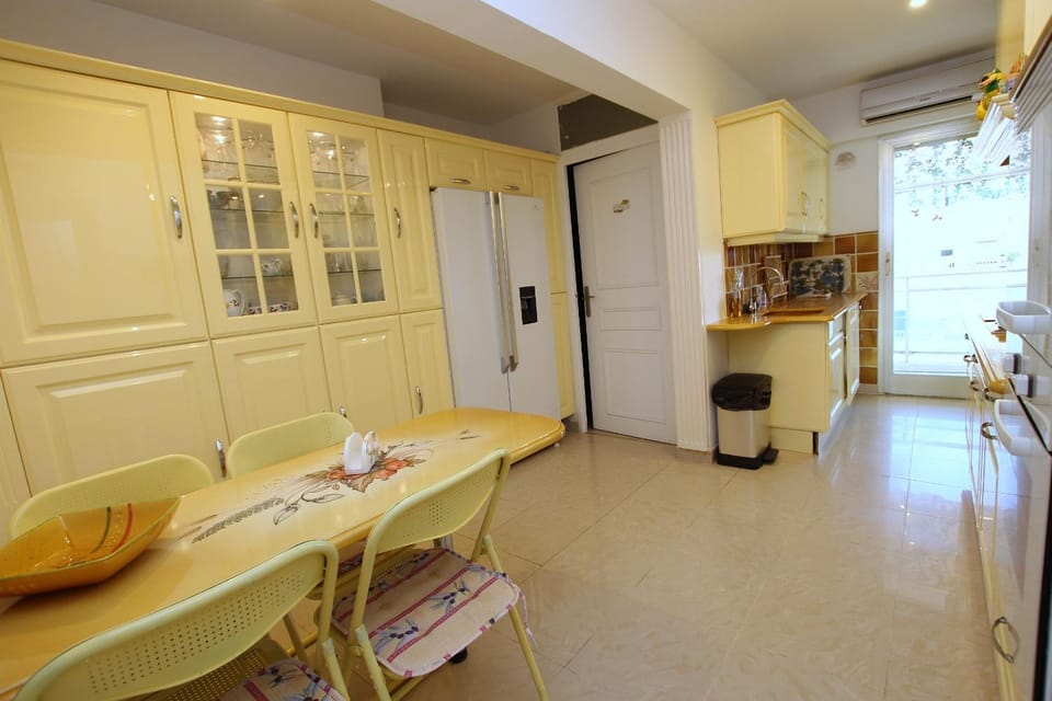 Dining area, oven, stove, air conditioner
