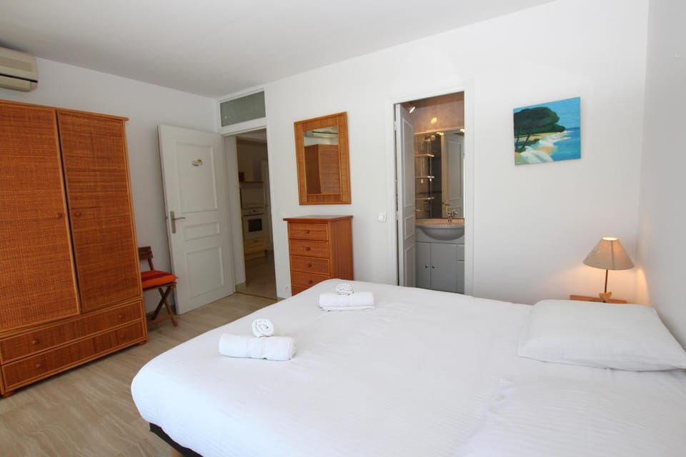 Bed, Bathroom, Photo of the whole room, Bedroom, towels, wardrobe, air conditioner