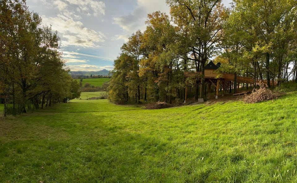 La Cabane perchée du Grand Chêne Chalet in Auvergne-Rhône-Alpes
