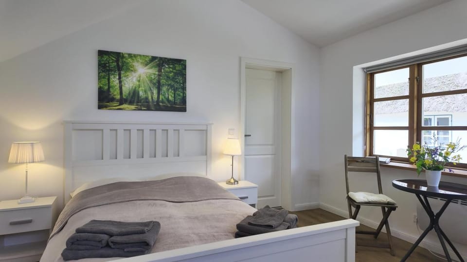 Bed, Photo of the whole room, Seating area