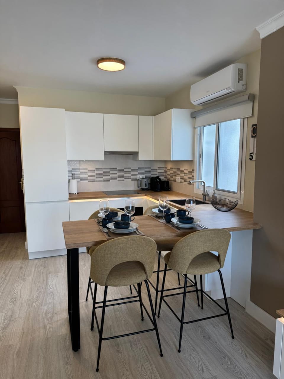 Kitchen or kitchenette, Dining area