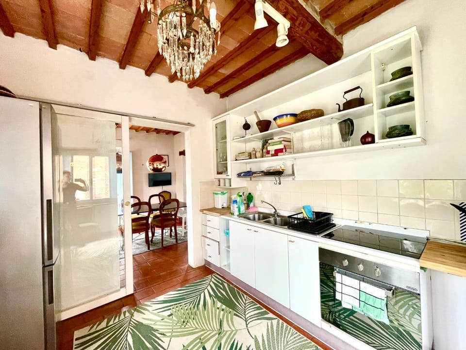 Kitchen or kitchenette, Dining area, oven, stove