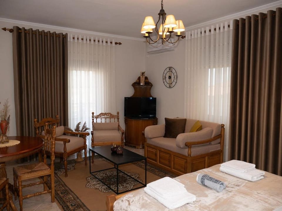 Bed, TV and multimedia, Living room, Photo of the whole room, Seating area, Bedroom