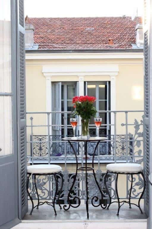 Sunny Corner Apartment in Nice