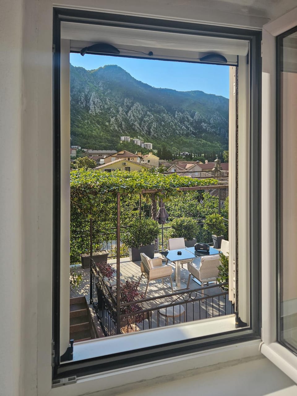 Property building, Day, Natural landscape, Balcony/Terrace, Mountain view