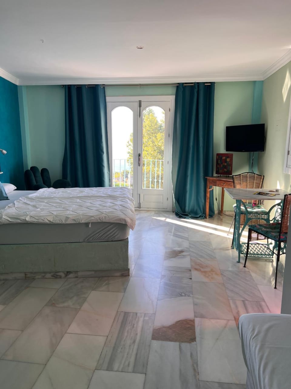 Bed, TV and multimedia, Balcony/Terrace, Bedroom