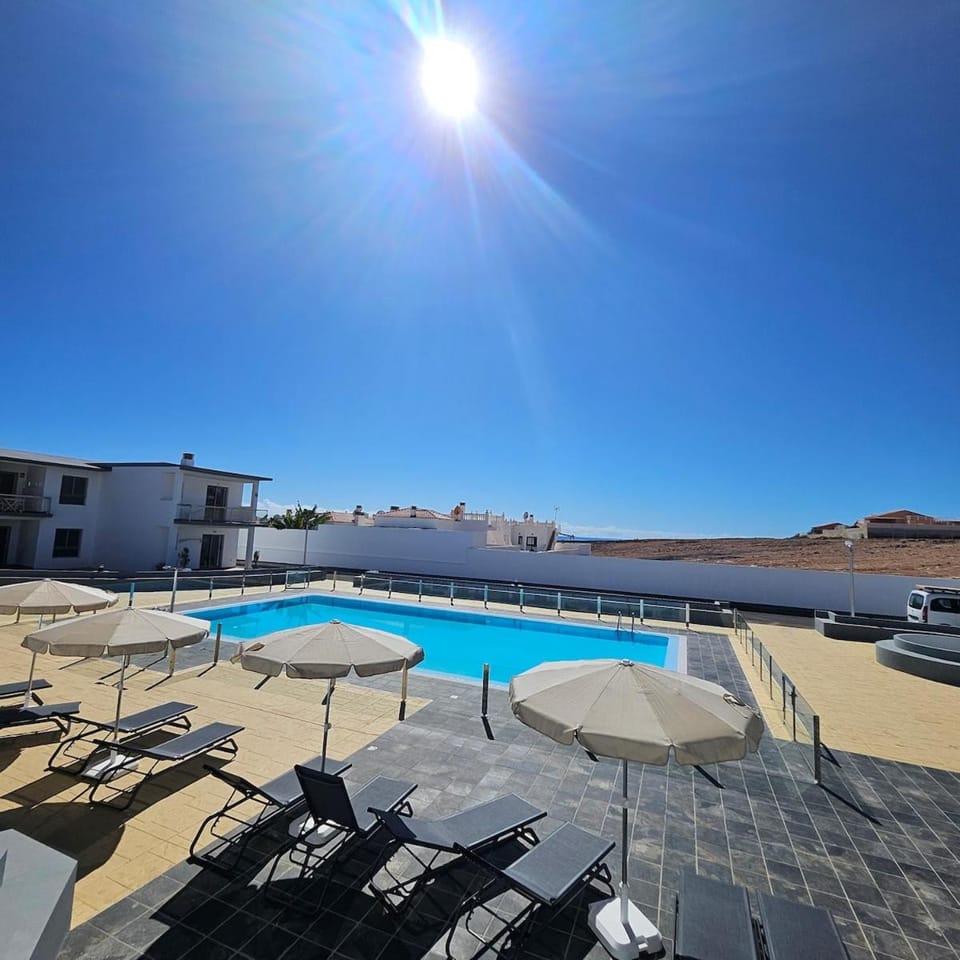 Swimming pool, sunbed