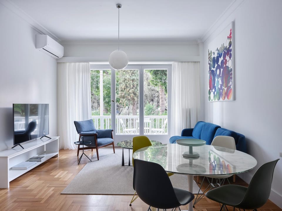 TV and multimedia, Living room, Seating area, Dining area, air conditioner