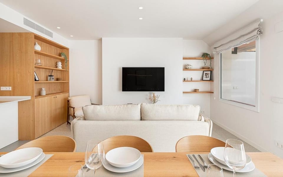 TV and multimedia, Living room, Seating area, Dining area