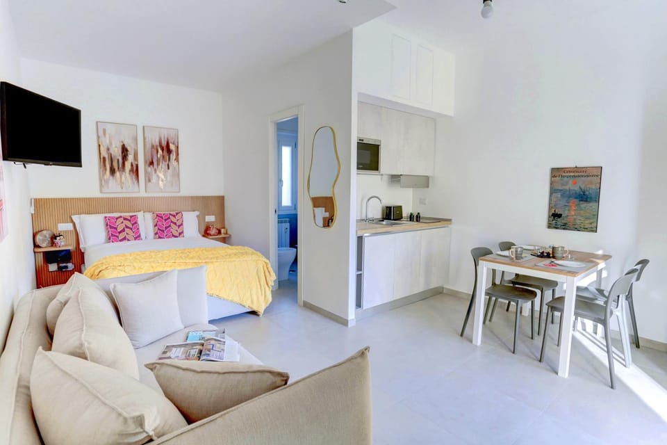 Bed, TV and multimedia, Kitchen or kitchenette, Photo of the whole room, Seating area, Dining area, stove
