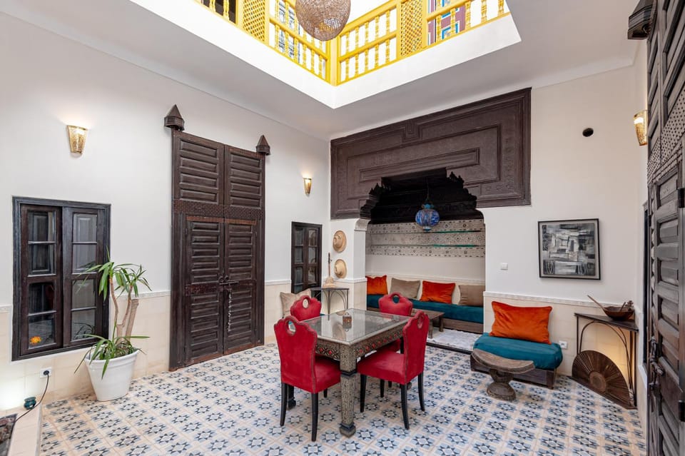 Restaurant/places to eat, Living room, Seating area, Dining area
