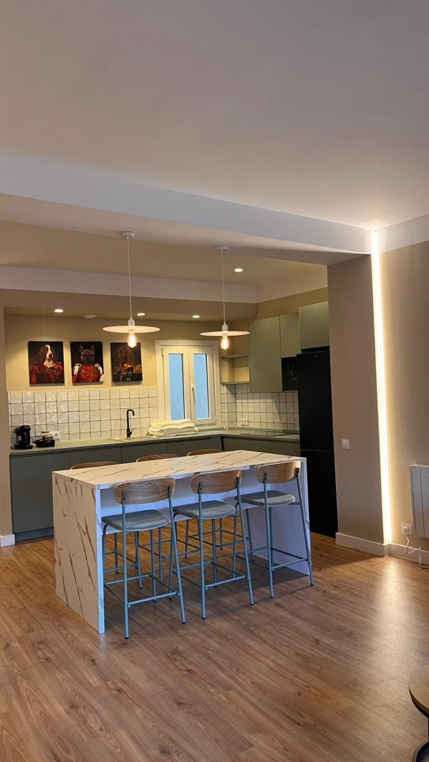 Kitchen or kitchenette, Dining area