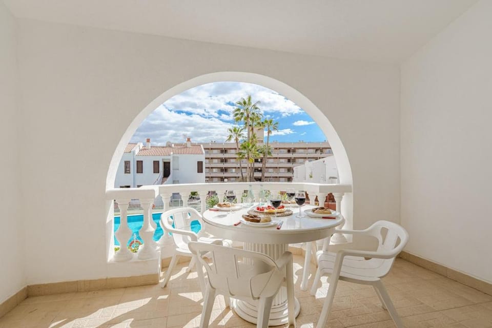 Balcony/Terrace, Dining area, Pool view
