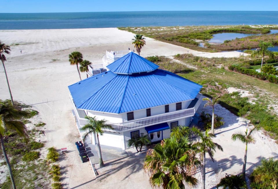 Breathtaking, Expansive Gulf views, Steps to the Beach - Beach Sanctuary - Roelens House in Estero Island