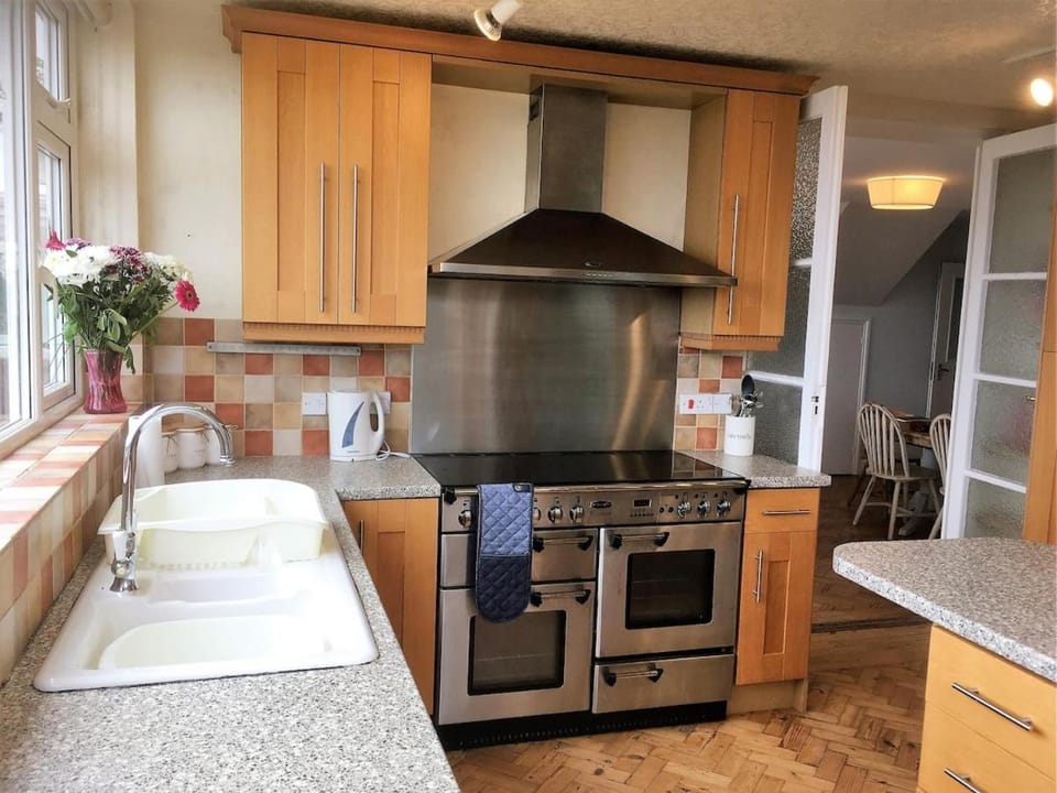 Kitchen or kitchenette, dishwasher, oven