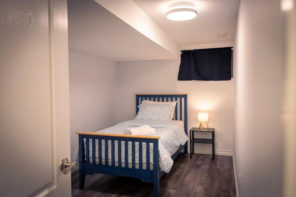 Cozy Barrie Home - Minutes to College & Hospital House in Barrie