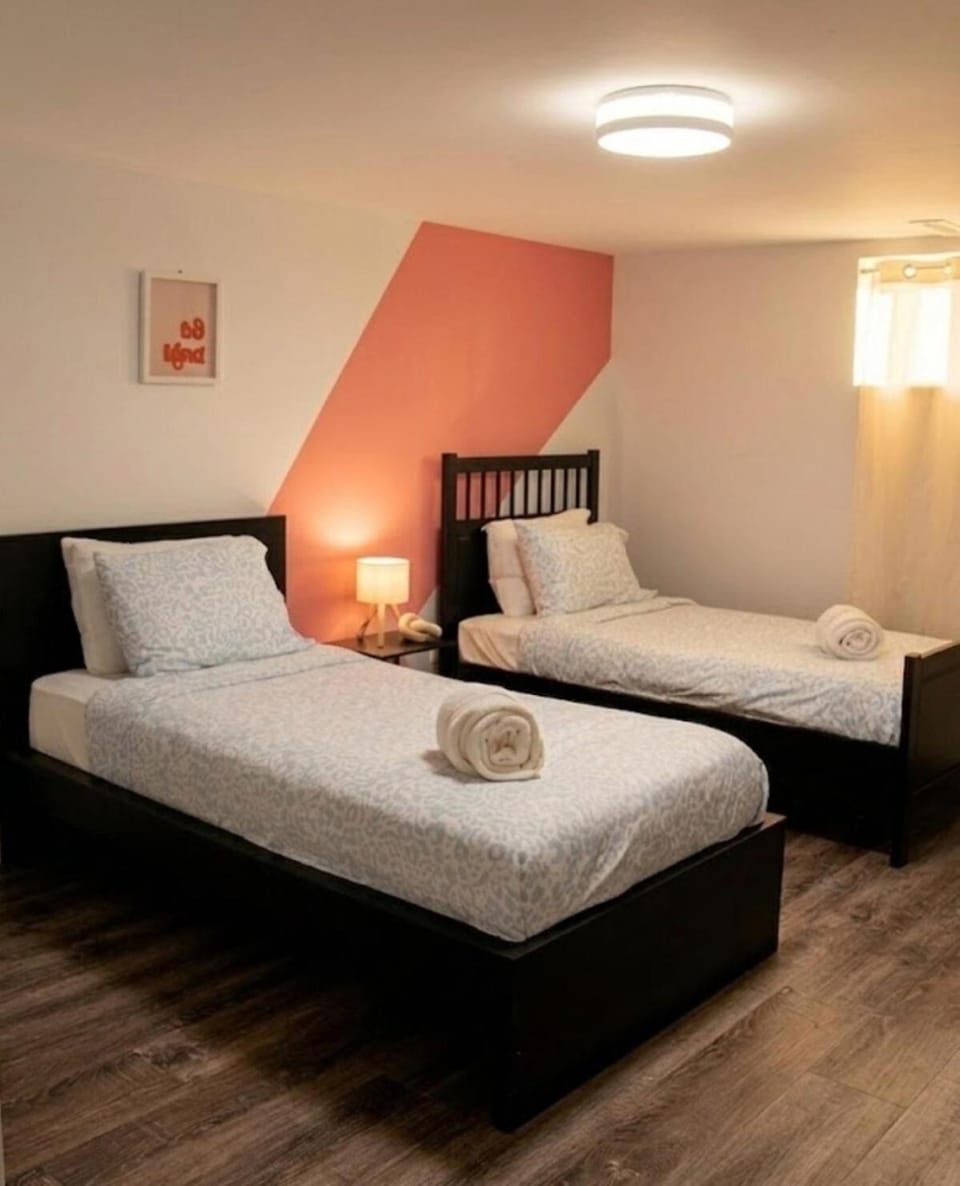 Cozy Barrie Home - Minutes to College & Hospital House in Barrie