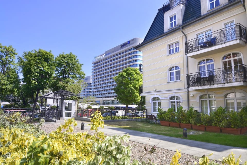 Property building, Day, Location