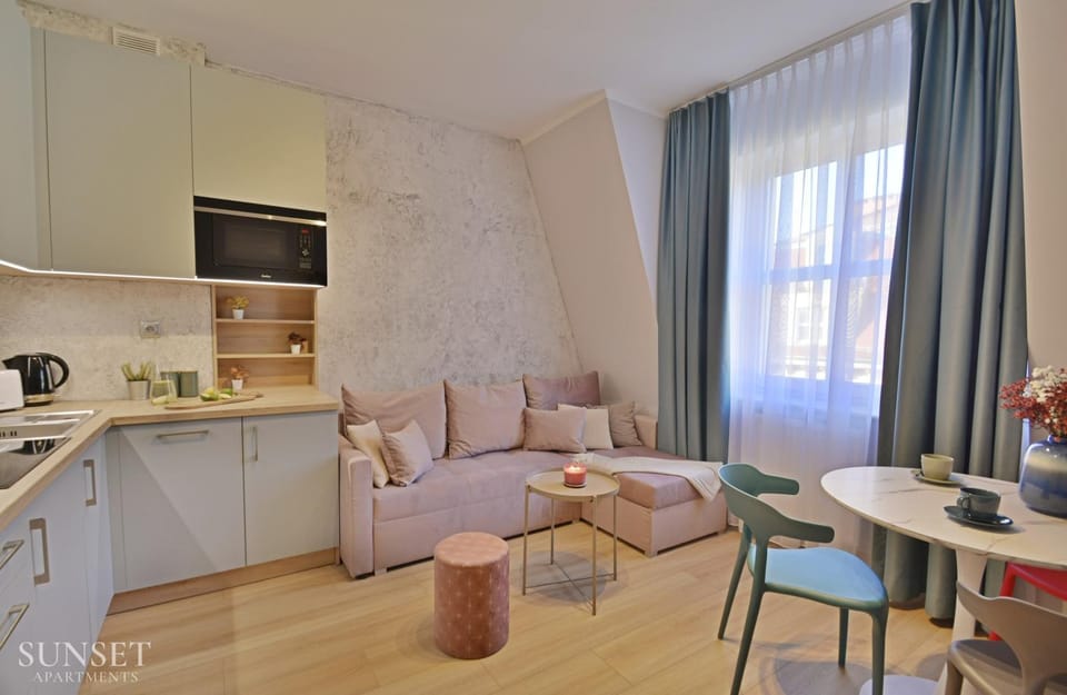 TV and multimedia, Kitchen or kitchenette, Living room, Seating area, Dining area, stove