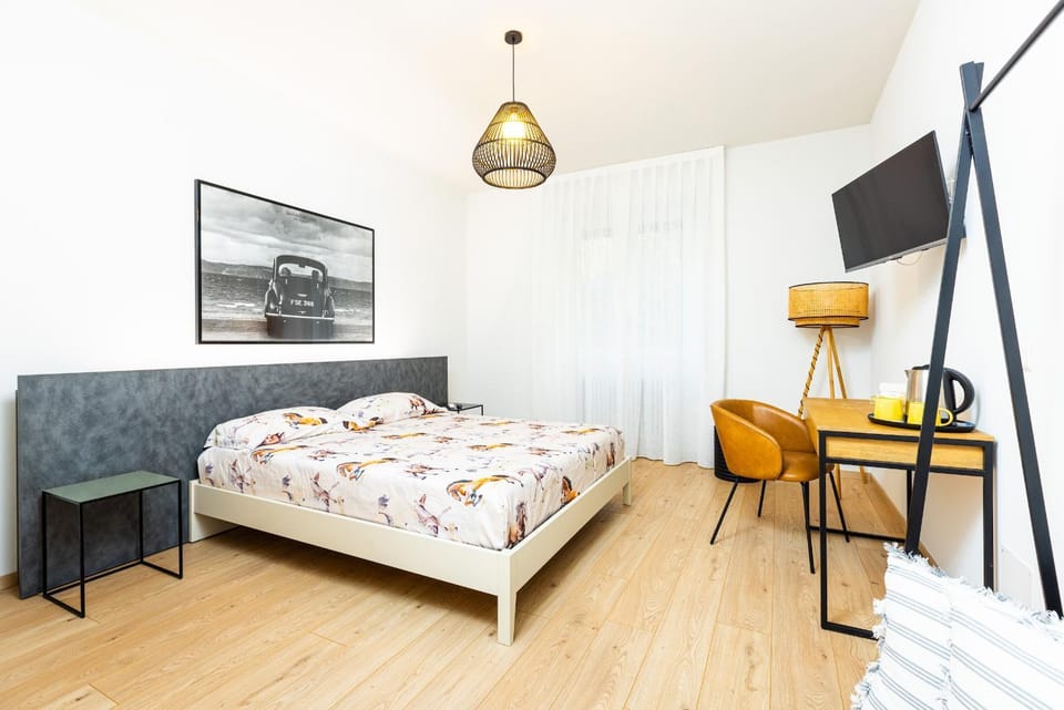 TV and multimedia, Coffee/tea facilities, Photo of the whole room, Bedroom, heating, internet, air conditioner