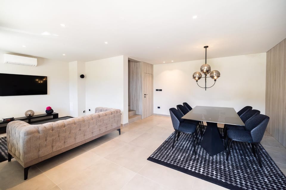Communal lounge/ TV room, Living room, Dining area