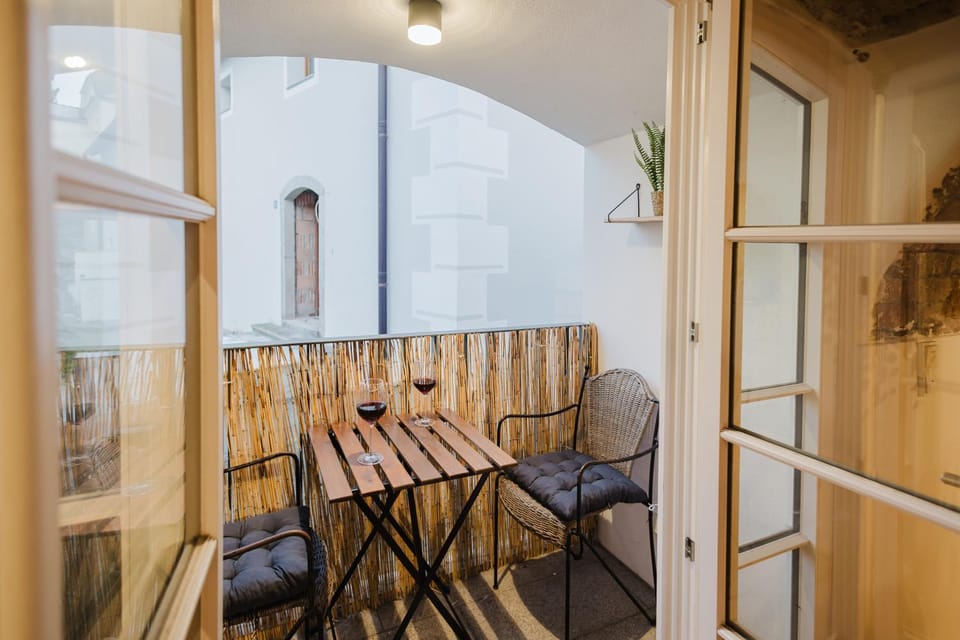 Property building, Balcony/Terrace, Dining area