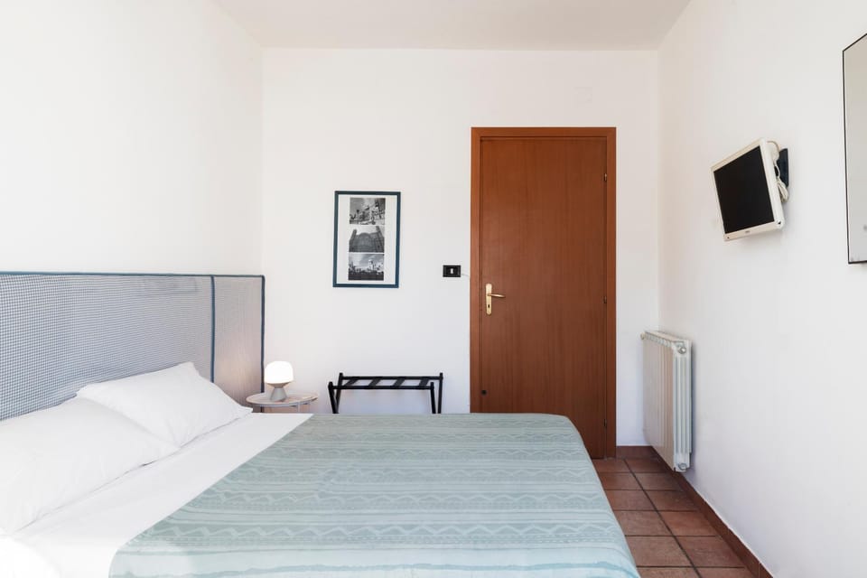 Bed, TV and multimedia, Bedroom