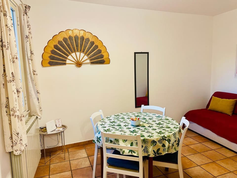 Bed, Living room, air conditioner
