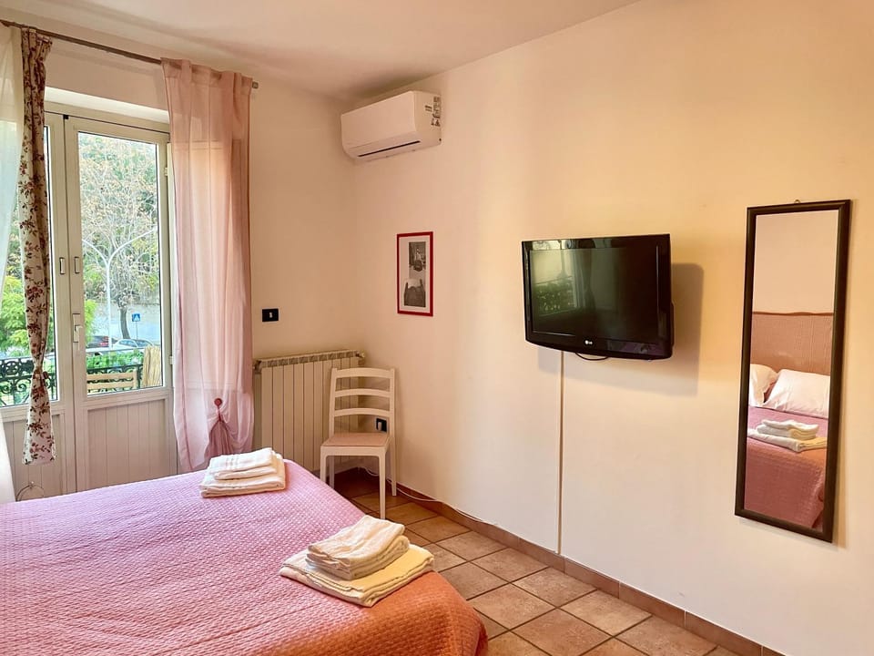 TV and multimedia, Bedroom, air conditioner