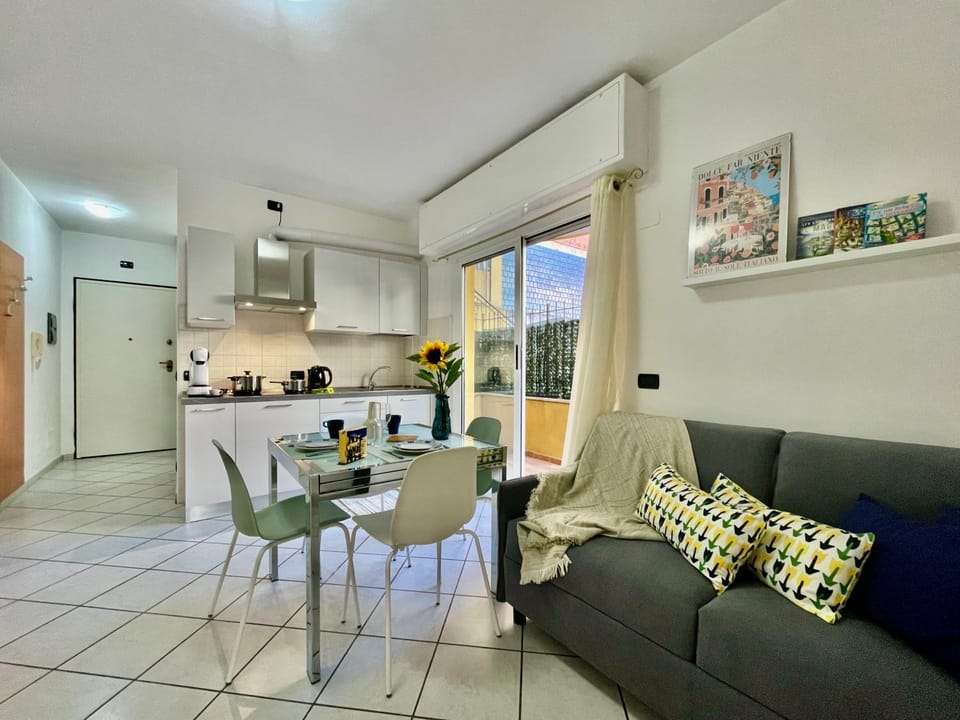 Kitchen or kitchenette, Living room, Seating area, Dining area, stove