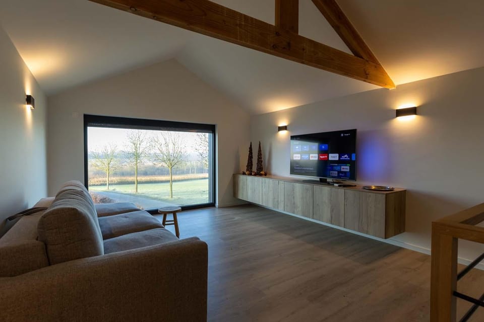 TV and multimedia, Living room, Seating area, Evening entertainment