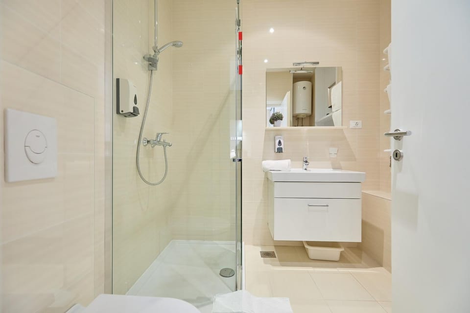 Shower, Toilet, Bathroom, towels