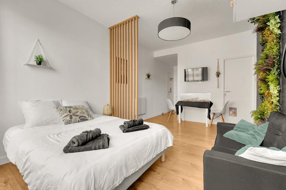 Toilet, Bed, Night, Summer, TV and multimedia, Photo of the whole room, Bedroom