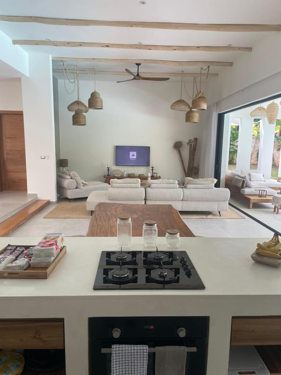 TV and multimedia, Kitchen or kitchenette, Dining area, stove