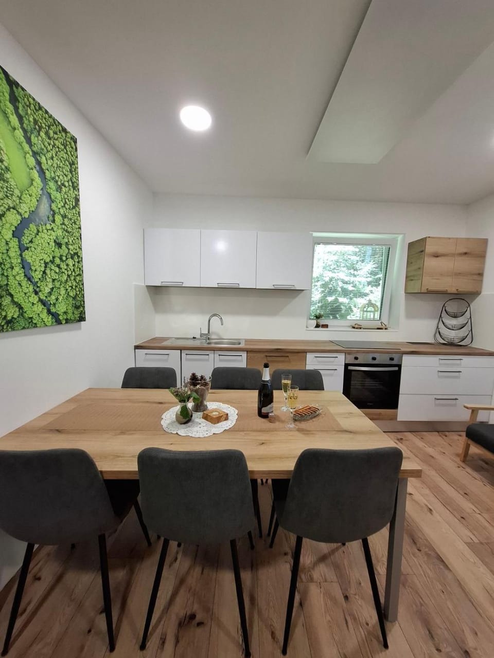 Kitchen or kitchenette, Dining area