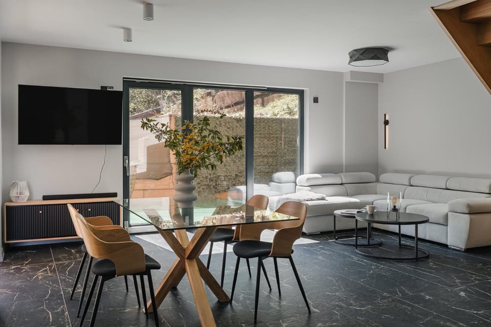 Communal lounge/ TV room, TV and multimedia, Living room, Seating area, Dining area, Evening entertainment