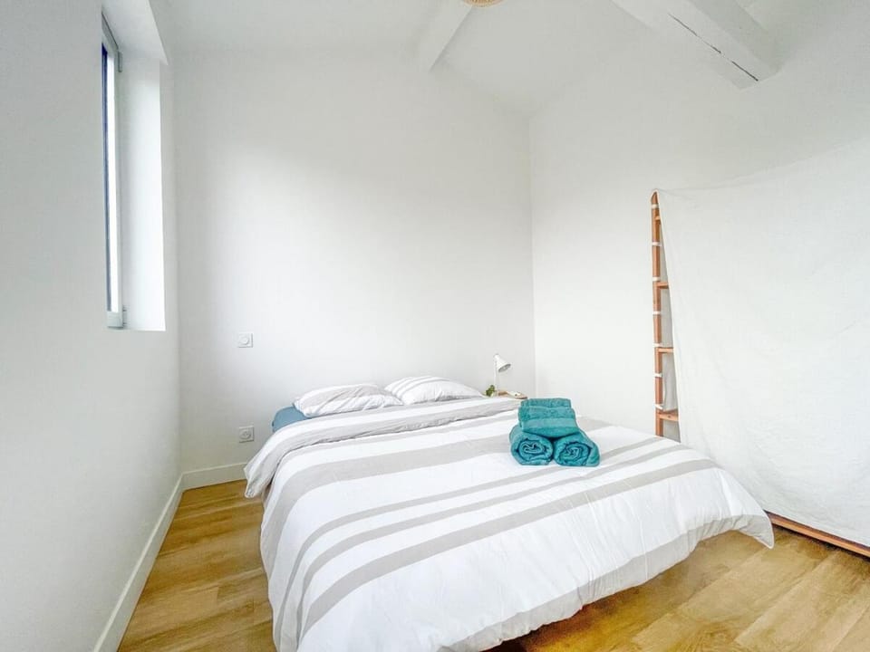 Bed, Photo of the whole room, Bedroom, towels
