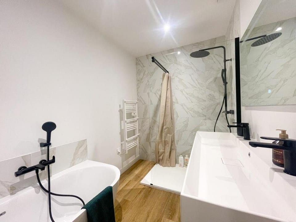 Shower, Bathroom, Bath, towels