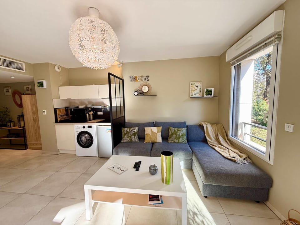 Kitchen or kitchenette, Living room, Seating area, Dining area, washing machine, air conditioner