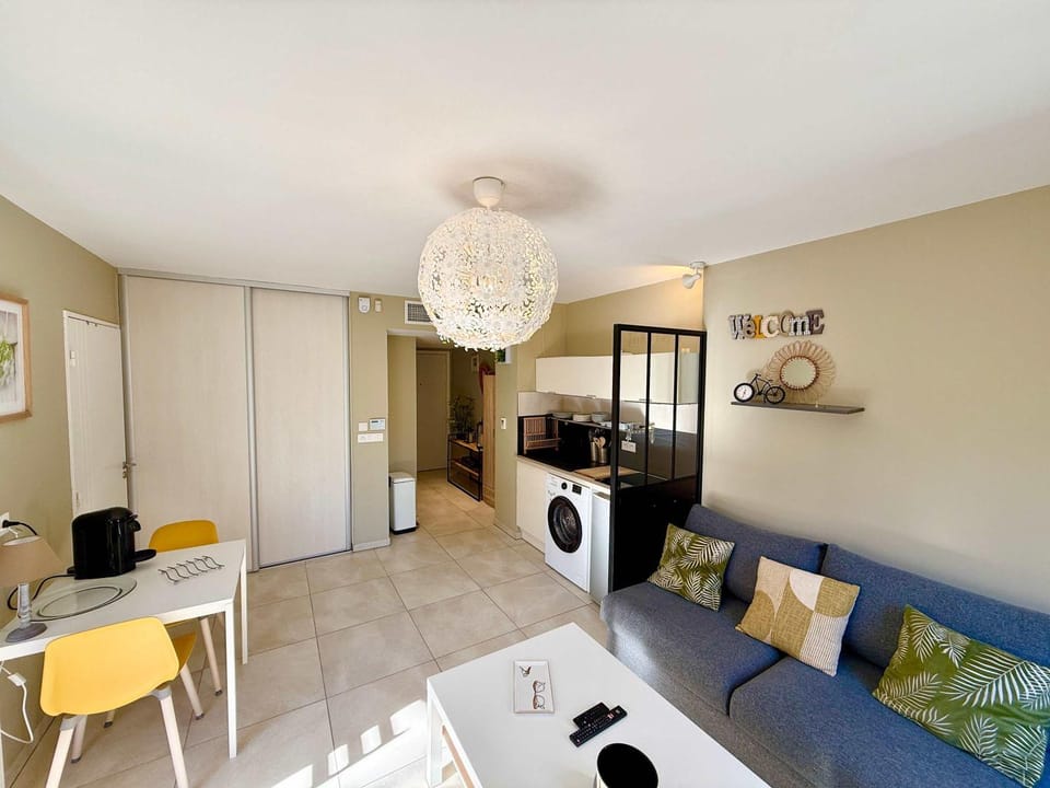 Kitchen or kitchenette, Living room, Seating area, Dining area, stove, washing machine