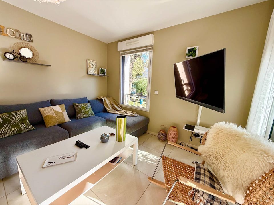 Communal lounge/ TV room, TV and multimedia, Living room, Seating area