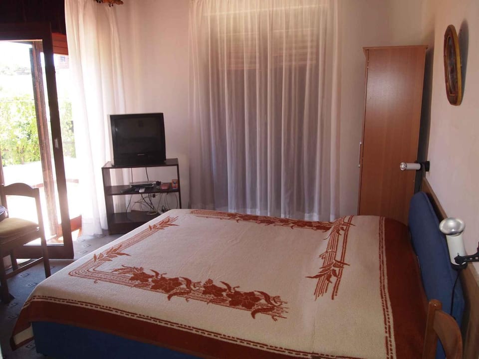 Bed, TV and multimedia, Bedroom