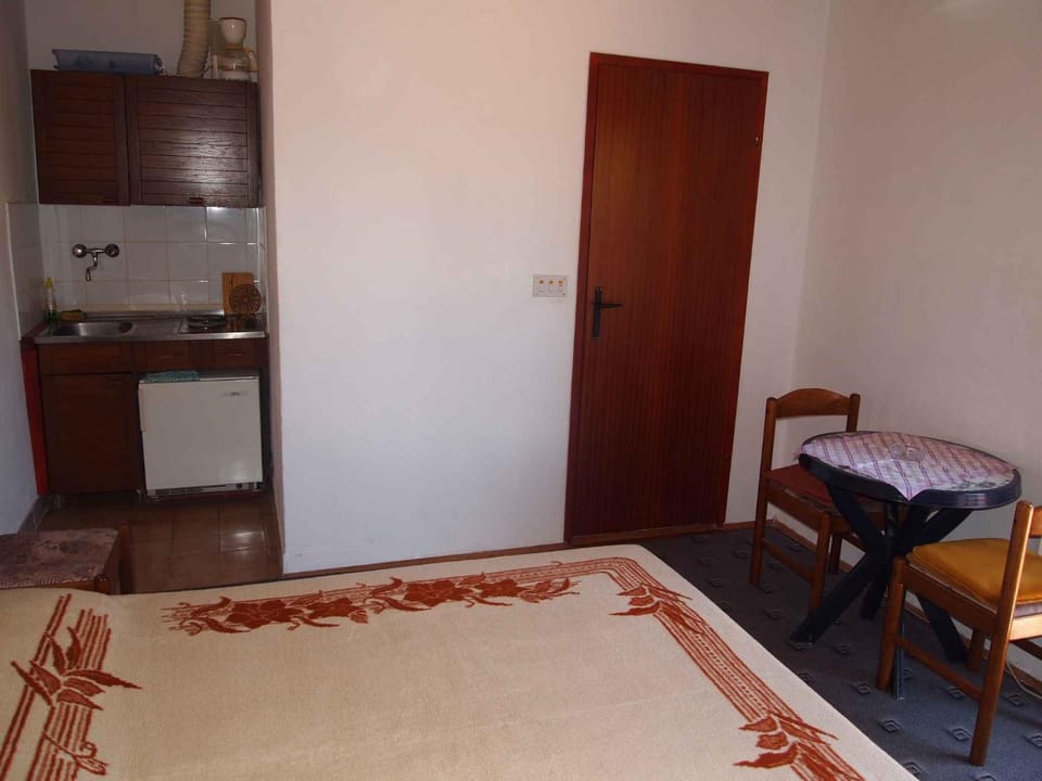 Bed, Dining area, Bedroom