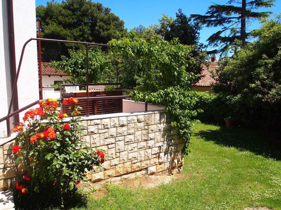 Property building, Summer, Garden, Balcony/Terrace