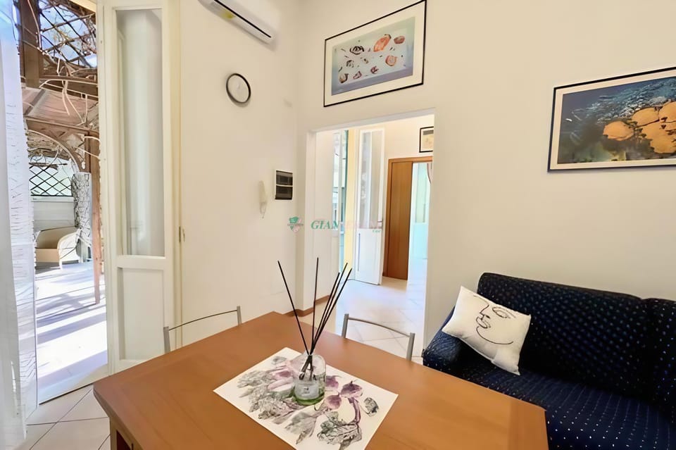 Living room, Decorative detail, Seating area, Dining area, air conditioner