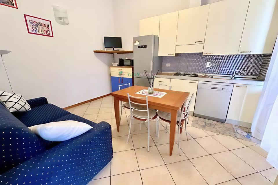 Kitchen or kitchenette, Living room, Seating area, Dining area, dishwasher, oven, pet friendly, stove