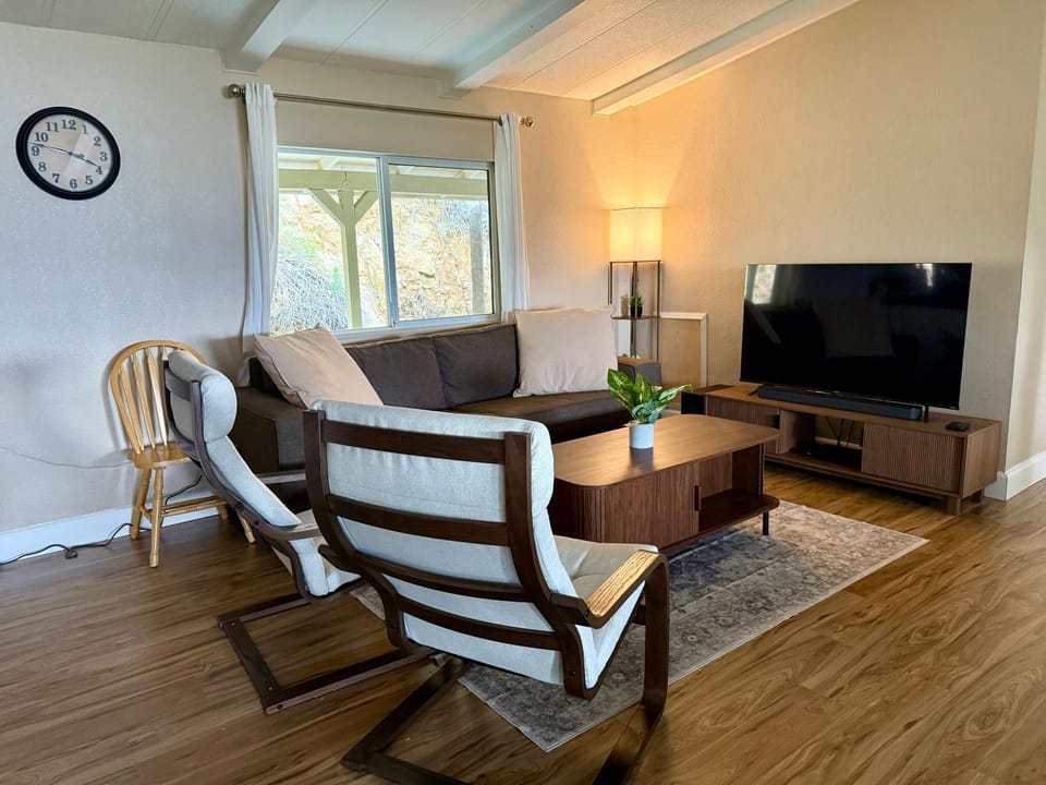 Communal lounge/ TV room, Living room, Seating area